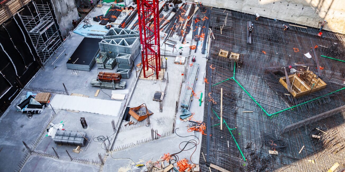Baustelle mit Bewehrung und Material | Schnellverschlusskupplung