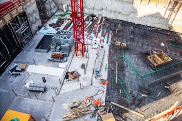 Baustelle mit Bewehrung und Material | Schnellverschlusskupplung
