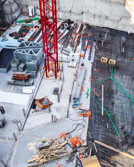 Baustelle mit Bewehrung und Material | Schnellverschlusskupplung