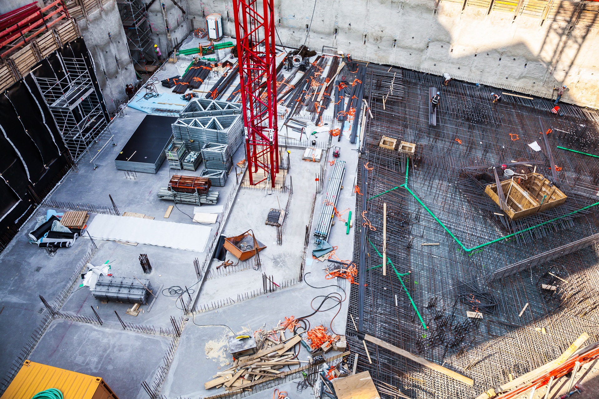 Baustelle mit Bewehrung und Material | Schnellverschlusskupplung