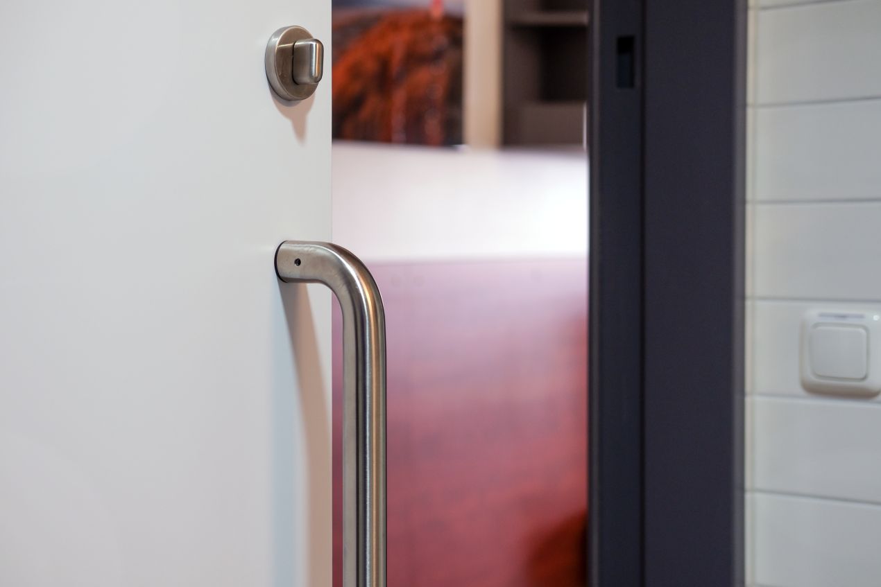 Tuere mit Edelstahl-Haltegriff in pflegegerechter Wohnung, ideale Ergaenzung zu einem Sitzlift