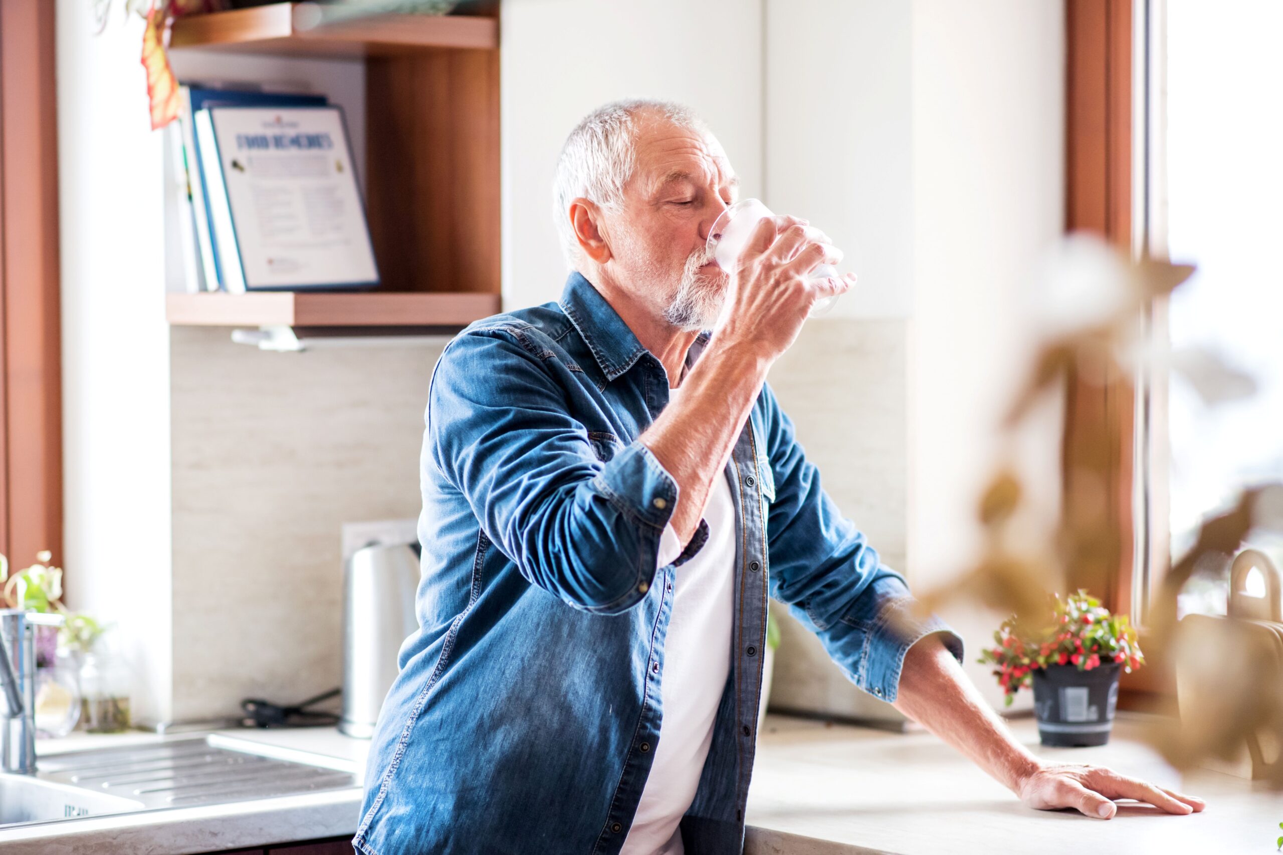 Wasserspender für zuhause_Senior trinkt Wasser