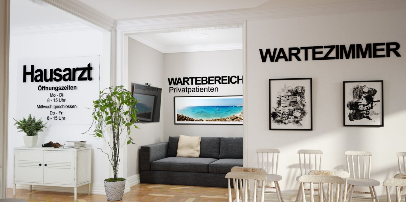 Helles Wartezimmer mit separatem Bereich | Therapieliegen