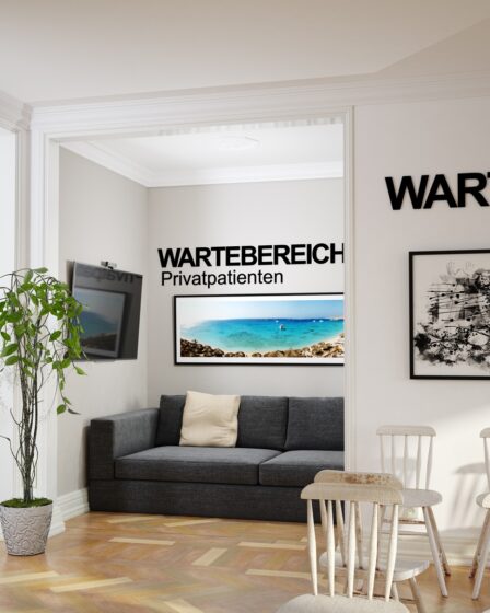 Helles Wartezimmer mit separatem Bereich | Therapieliegen