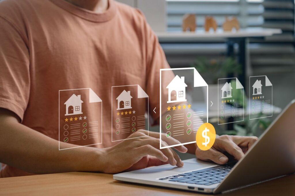 Person analysiert Immobilien am Laptop mit digitalen Dateien – Bewertung durch Immobilienmakler Traunstein